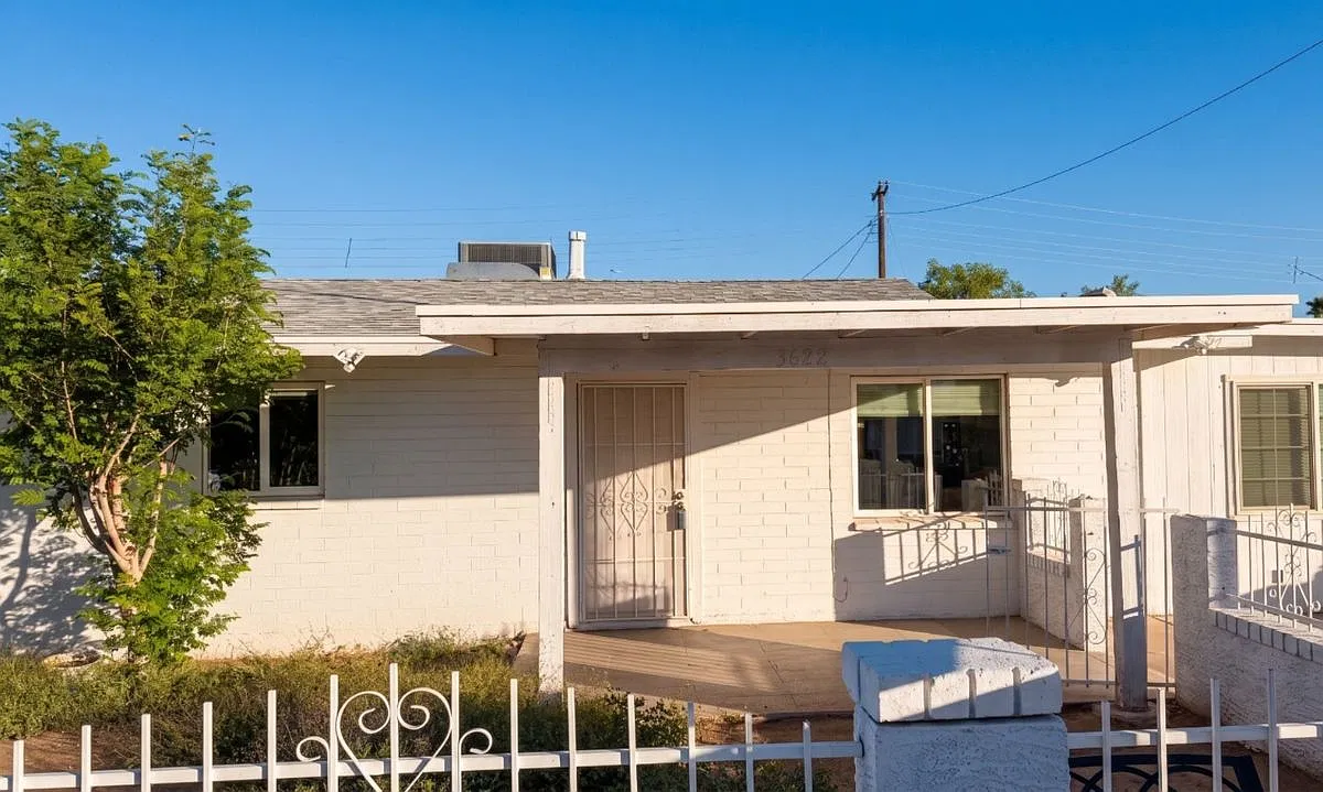 5 bed, 2.0 bath, 1374 sqft, $2,350 — Photo 3