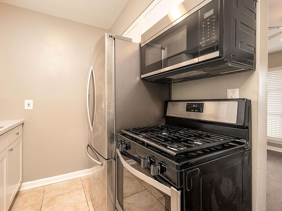 Stainless steel appliances, over-the-range microwave, gas oven/stove