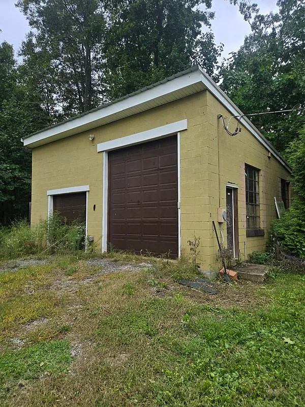 3 bed, 1.0 bath, 1073 sqft, $2,700 — Photo 2