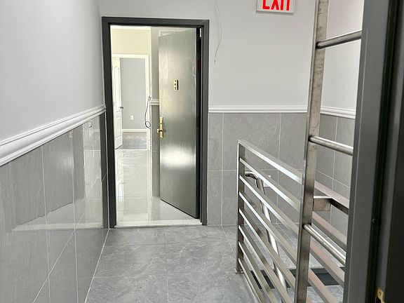 4th image of 212 Bay 34 St #1F