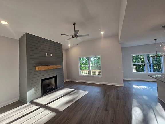 5th image of 514 N Halifax Ct