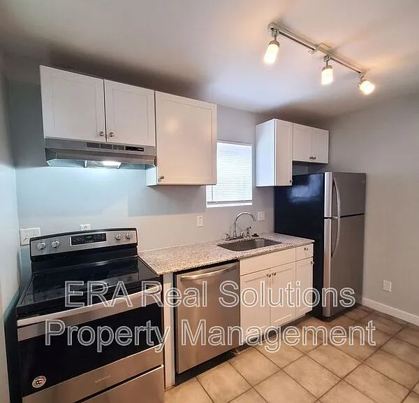 1092 Oakwood Ave — Photo 5