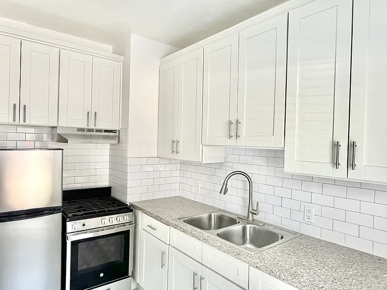 1154 N Formosa Ave — Photo 6