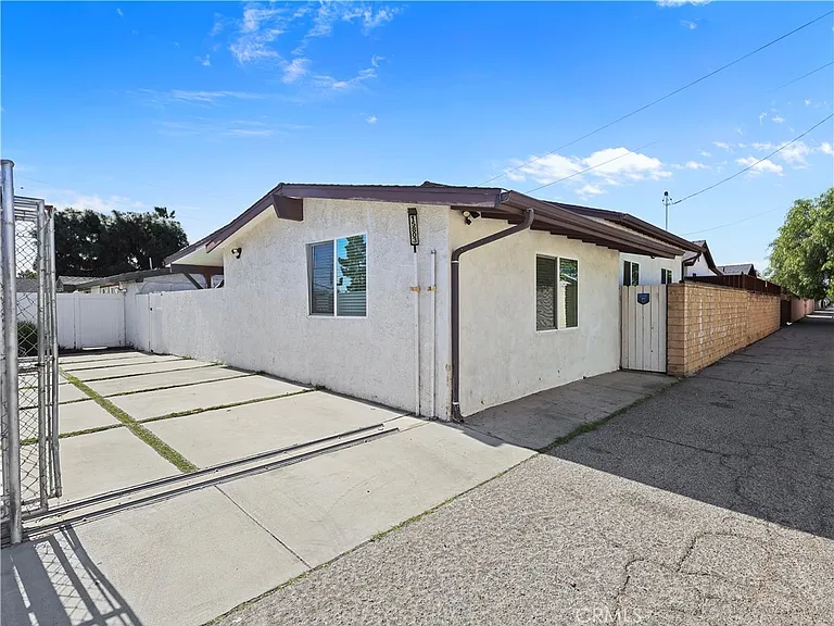 15803 Chatsworth St — Photo 4