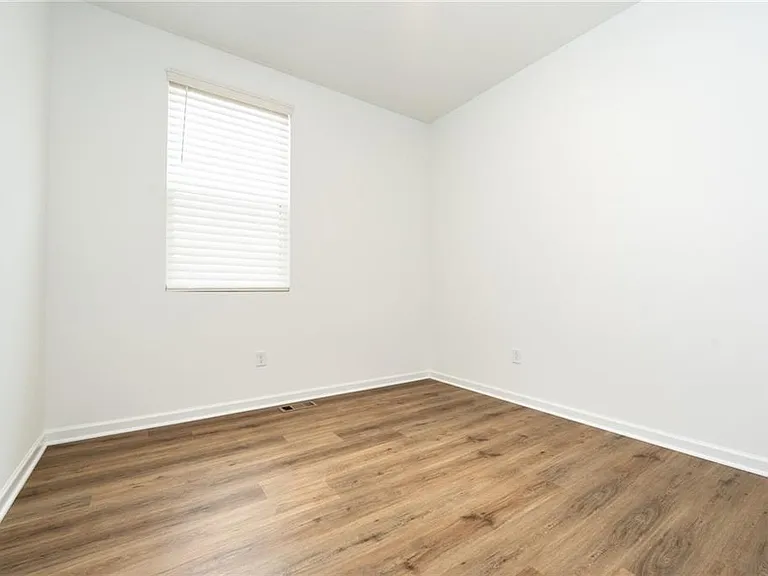 98 Brewster Dr — Photo 11