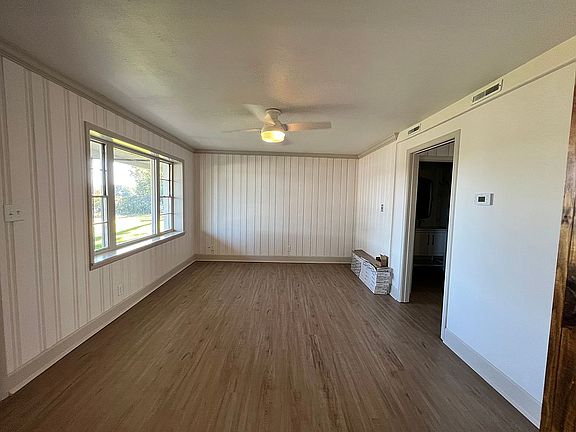 4th image of 210 Aberina St #32