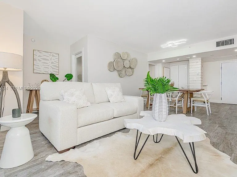 2301 Collins Ave #926 — Photo 7