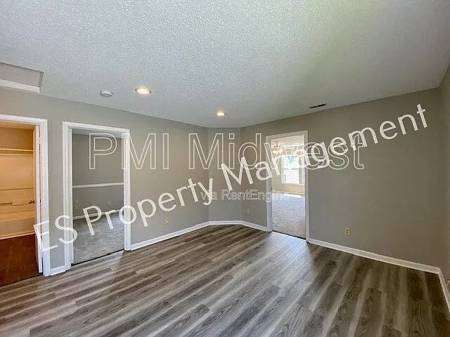 10902 Glenayr Dr — Photo 13