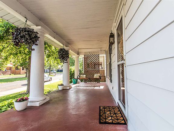 3rd image of 800 W Eleanor Pl