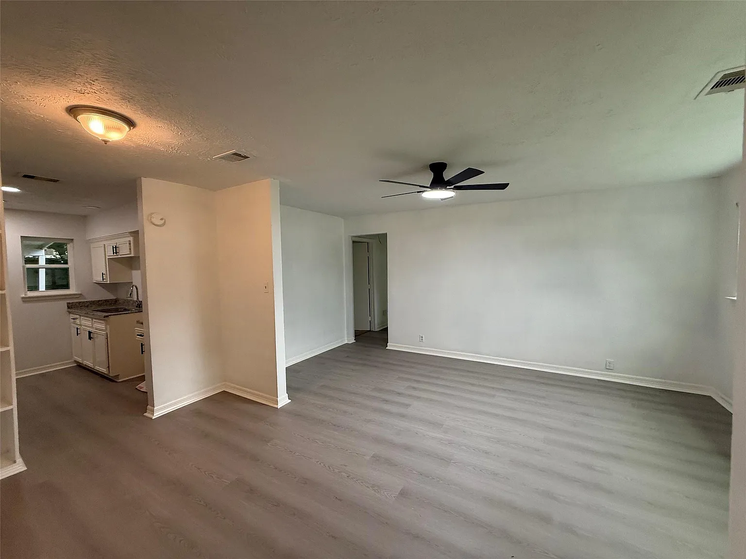 4 bed, 2.0 bath, 1500 sqft, $2,200 — Photo 2