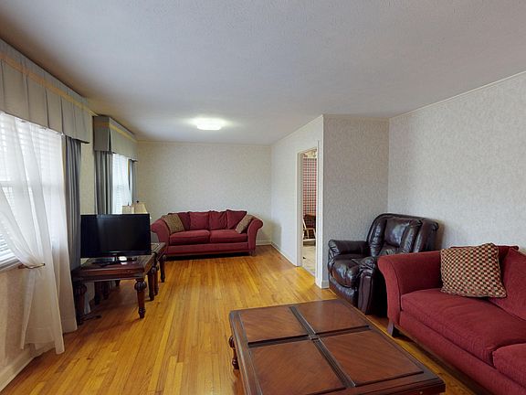 4th image of 405 Greenwood Dr