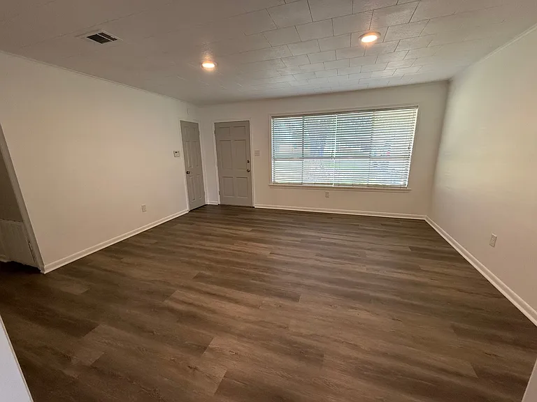 107 Sherry Dr — Photo 2