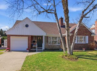 59 Hall Pl, Grosse Pointe Farms, MI 48236