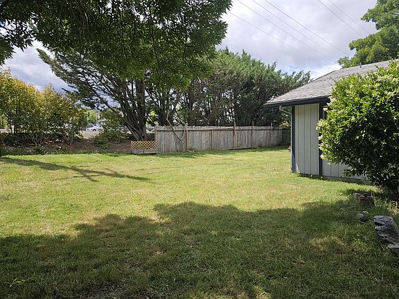 3rd image of 238 SE Grandview Ln