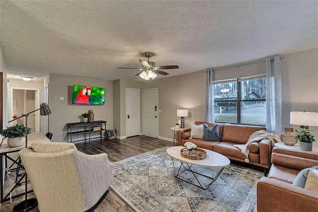3 bed, 1.0 bath, $3,995 — Photo 3