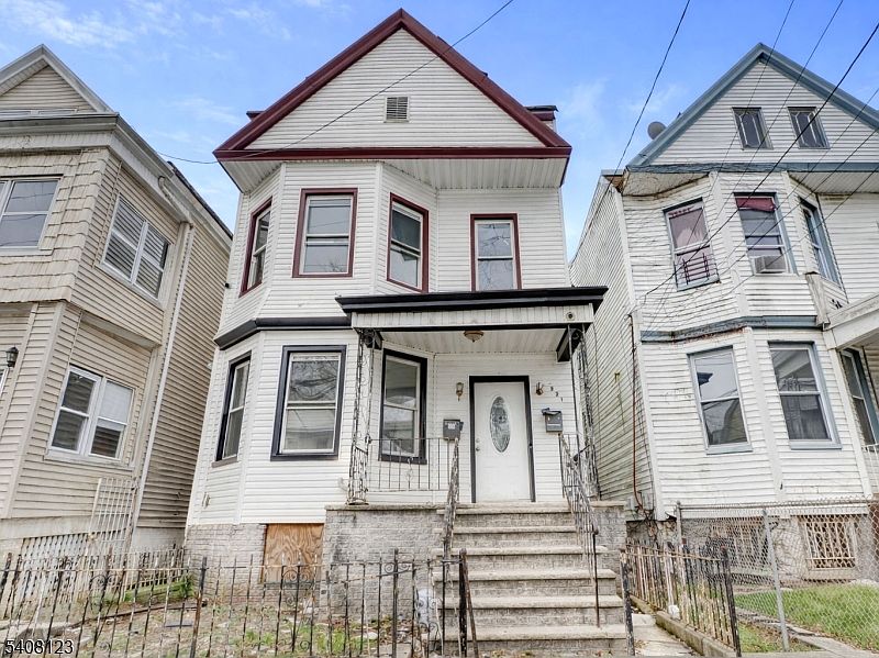 1st image of 221 Bayview Ave