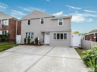 63 Nassau Ln, Island Park, NY 11558