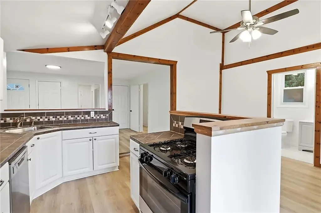 9164 Route 5 - 1 — Photo 2