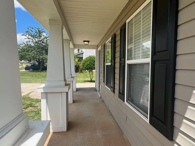 176 English Hills Dr — Photo 2