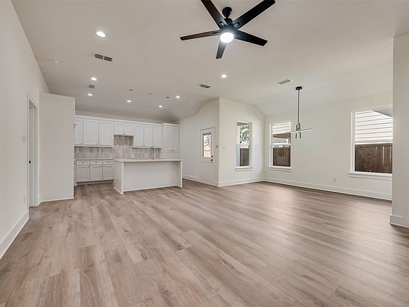 5th image of 2247 Garden Dr