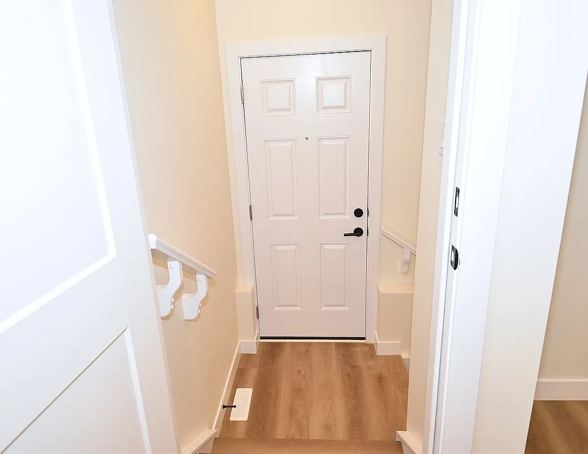 Sf351 - 3 Bed 2.5 Bath Main + 1 Bed 1 Bath Bsmt Suite Of A Duplex In Alces Sw — Photo 3