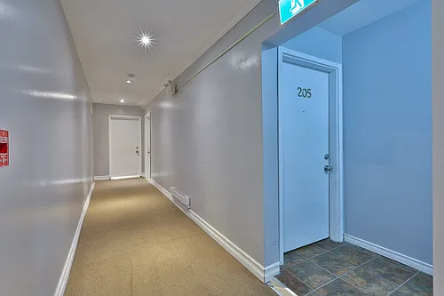 1025 King St E Photo 1