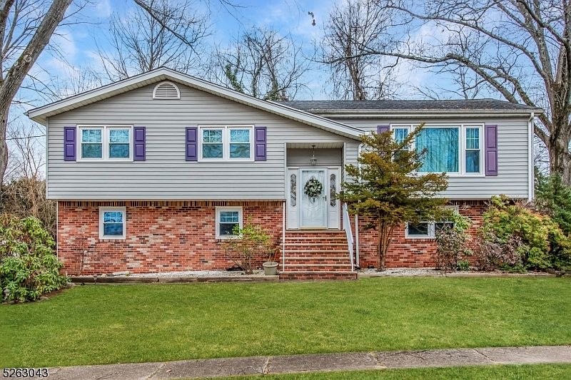 1st image of 3 Briarwood Ct