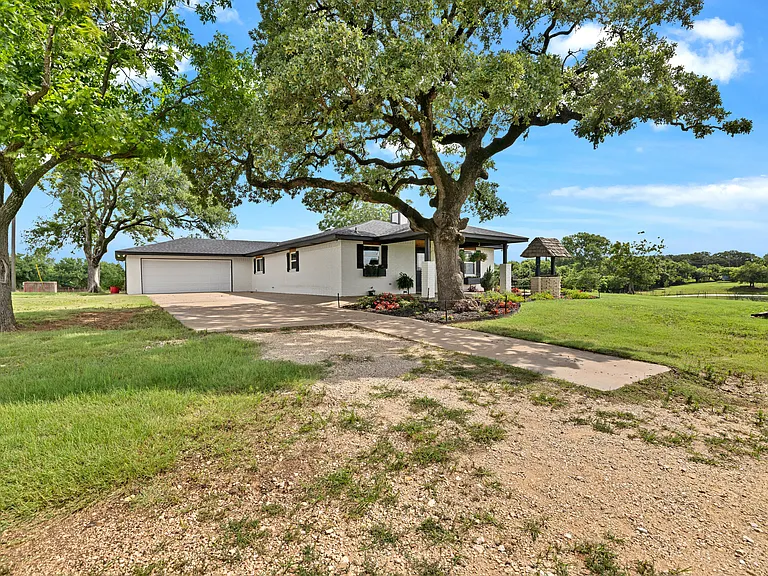 1901 Melissa Ln — Photo 13