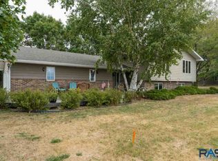 1018 S Garfield St, Lennox, SD 57039