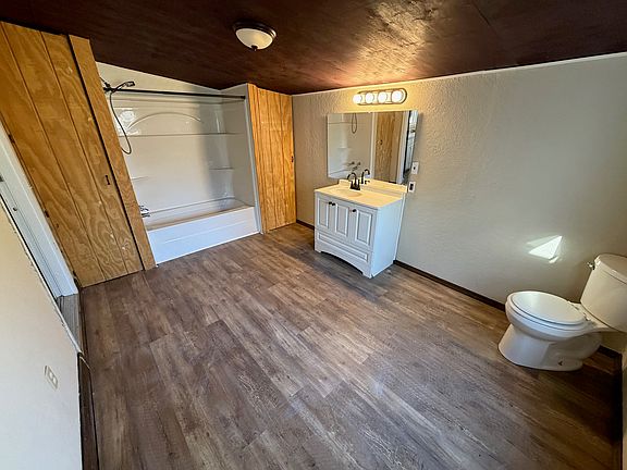 3rd image of 261 Oak Dr
