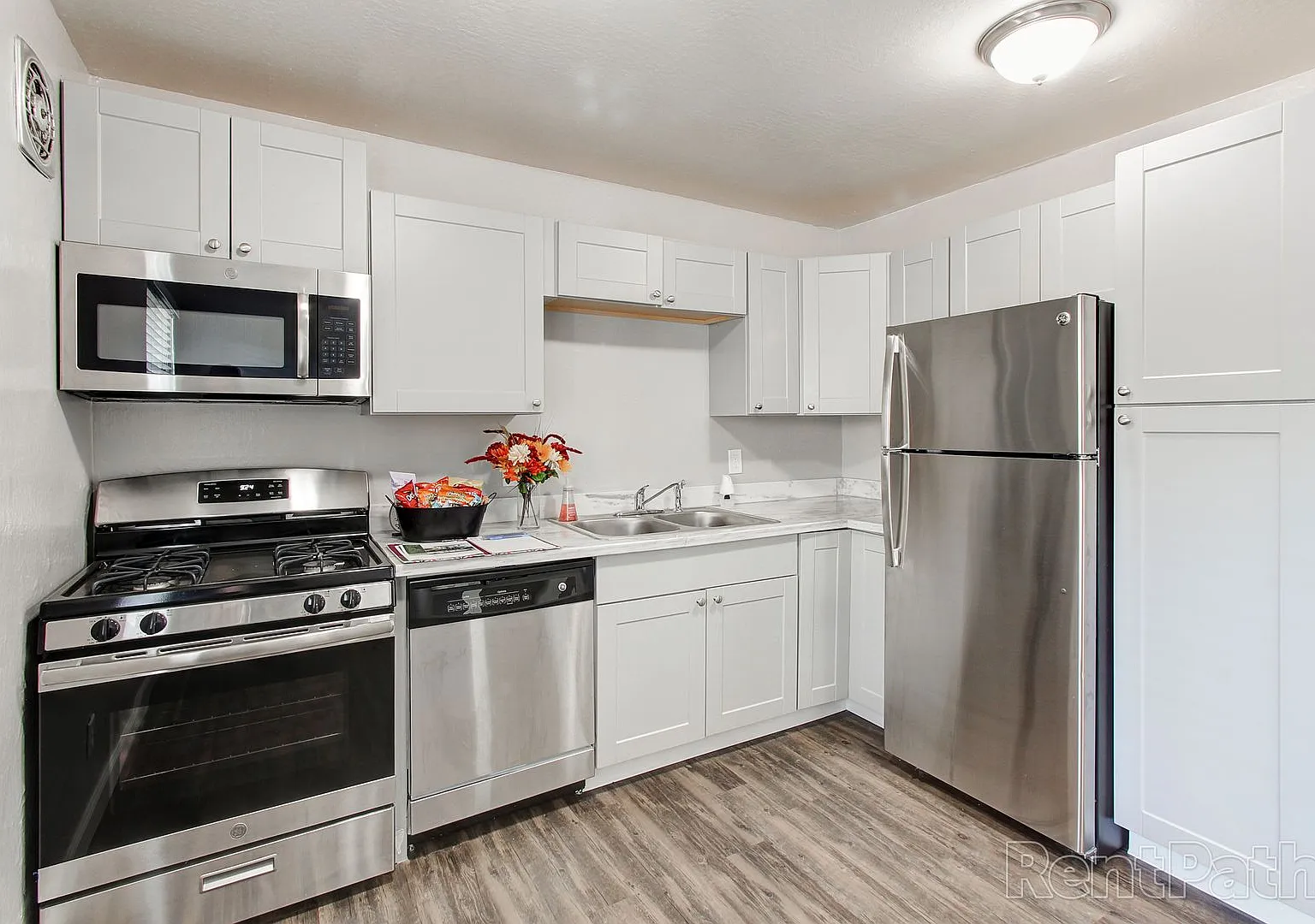 Wyda Way Apartments — Photo 2