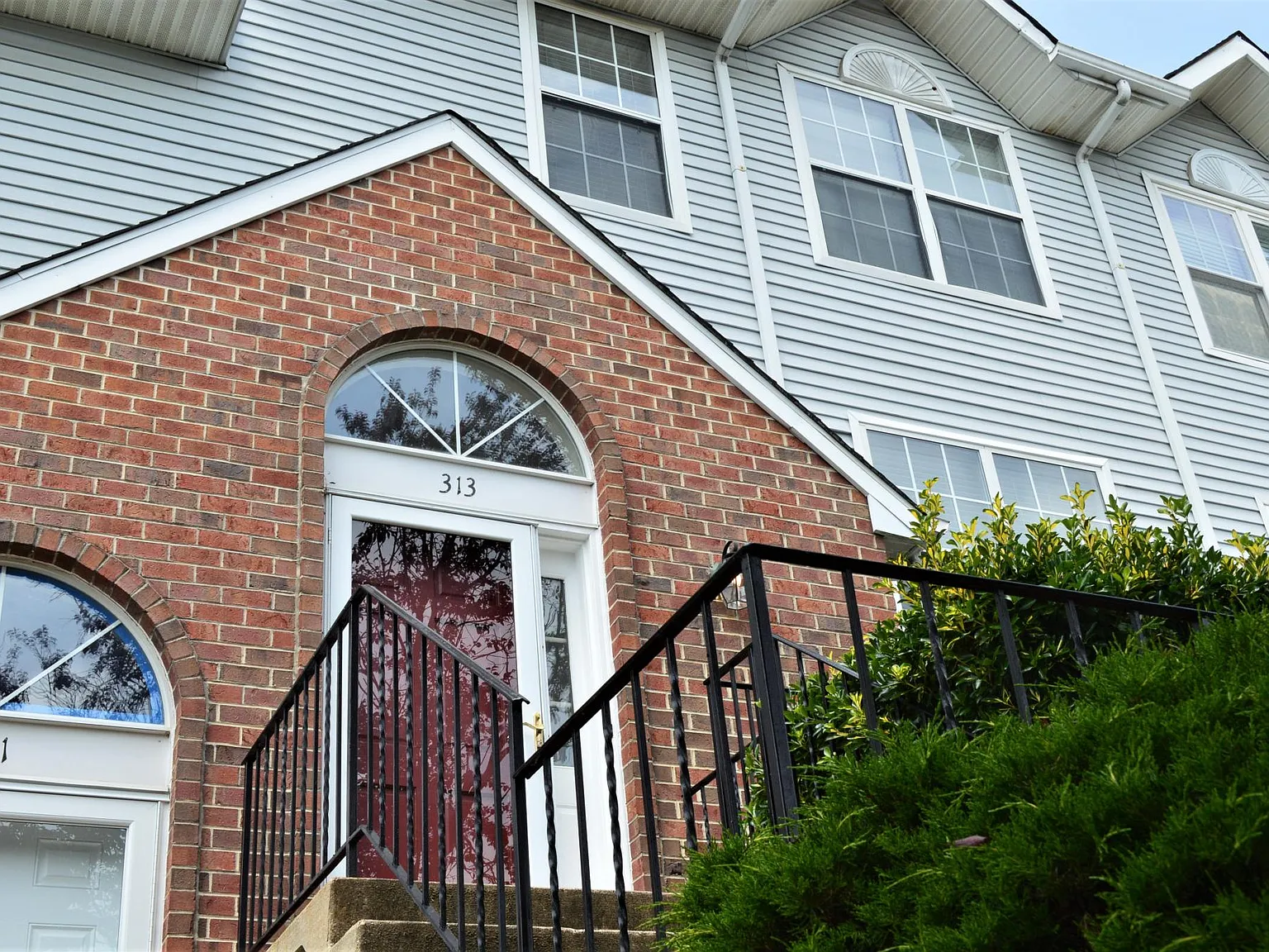 3 bed, 2.5 bath, 1750 sqft, $2,300 — Photo 2