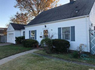72 Schoolhouse Rd, Levittown, NY 11756