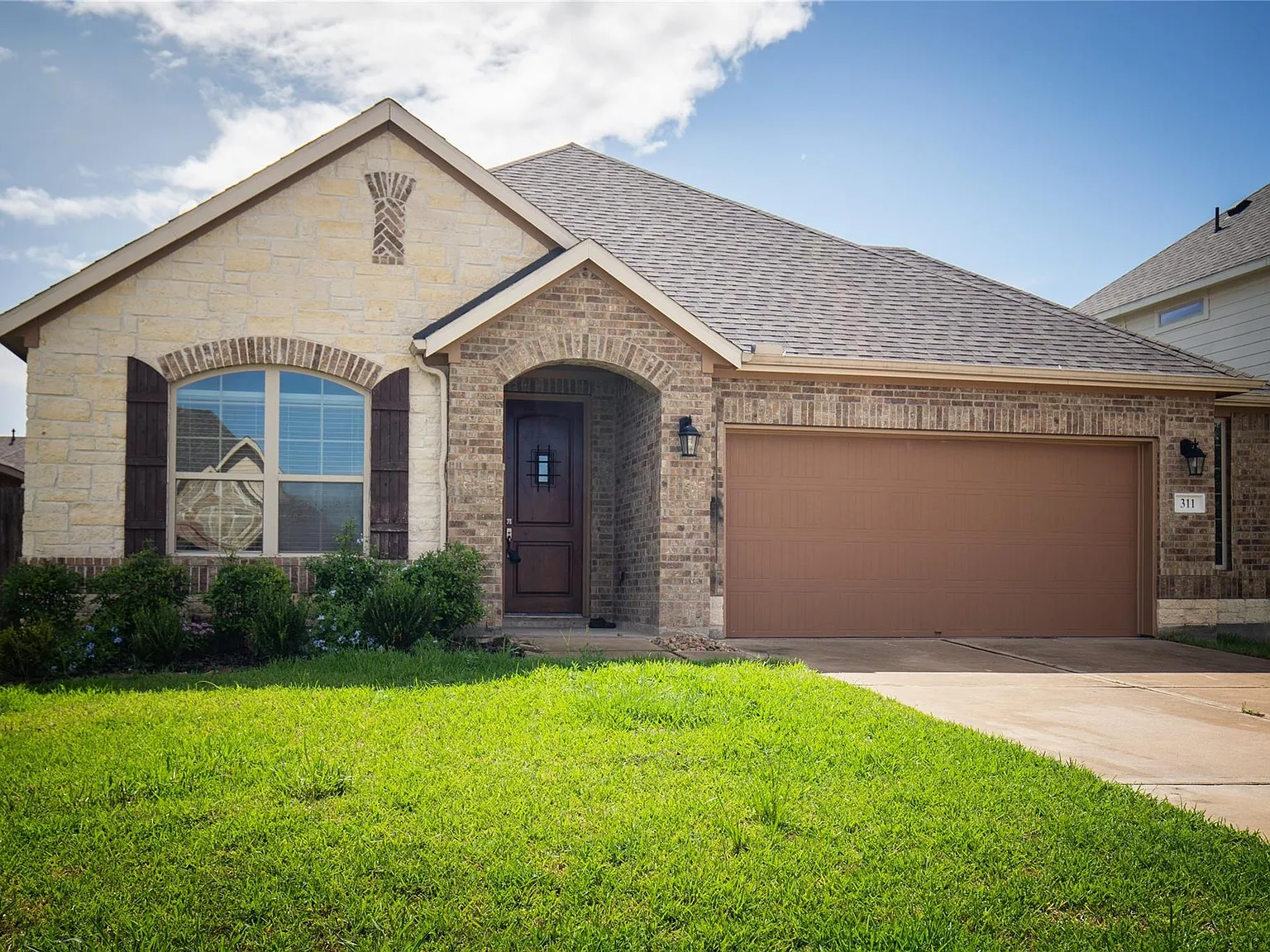 4 bed, 2.5 bath, 2385 sqft, $2,380 — Photo 1