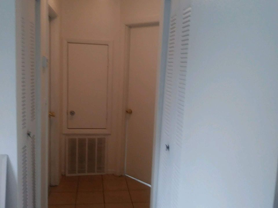 Hallway to the bathroom and bedroom