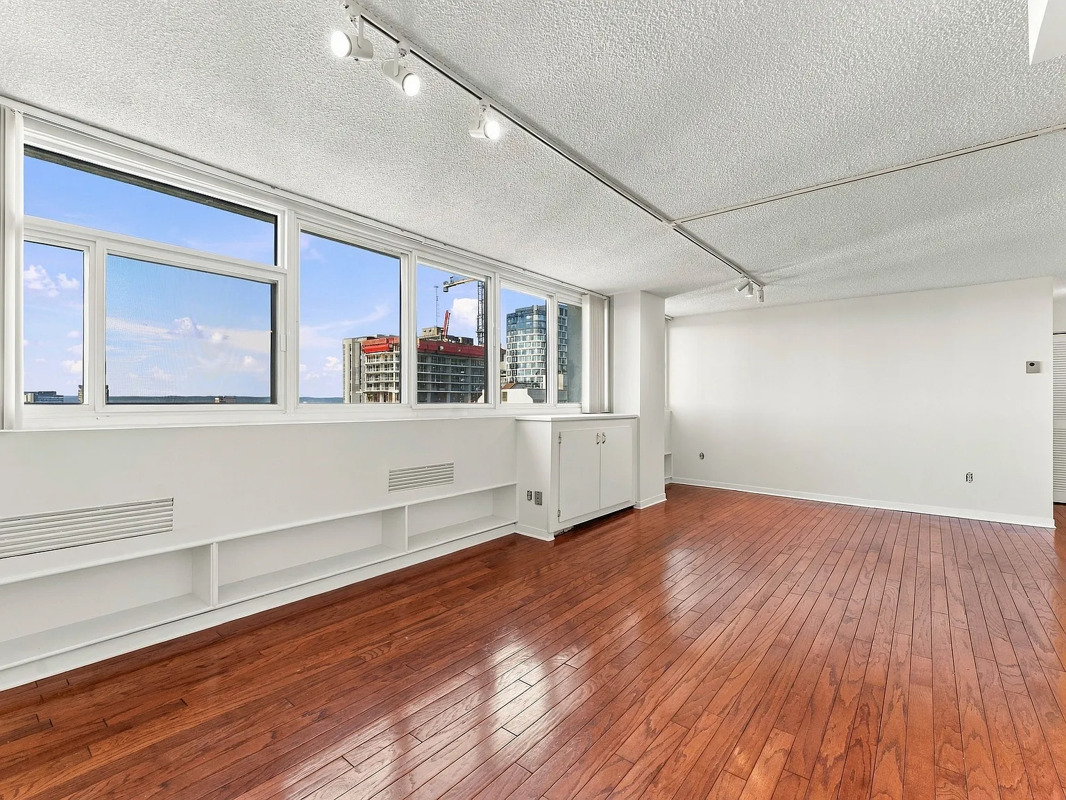 1 bed, 2.0 bath, 900 sqft, $2,200 — Photo 3