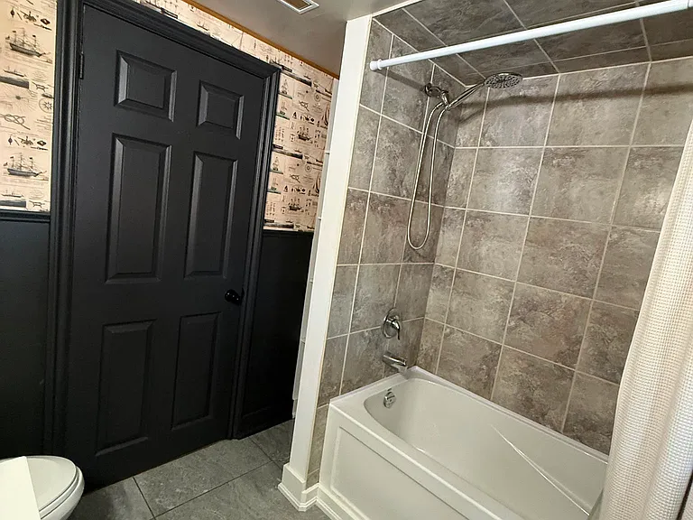 121 Paisley Blvd E — Photo 13