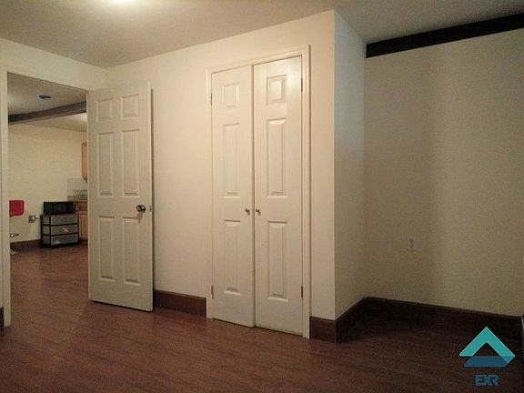4th image of 904 Willoughby Ave