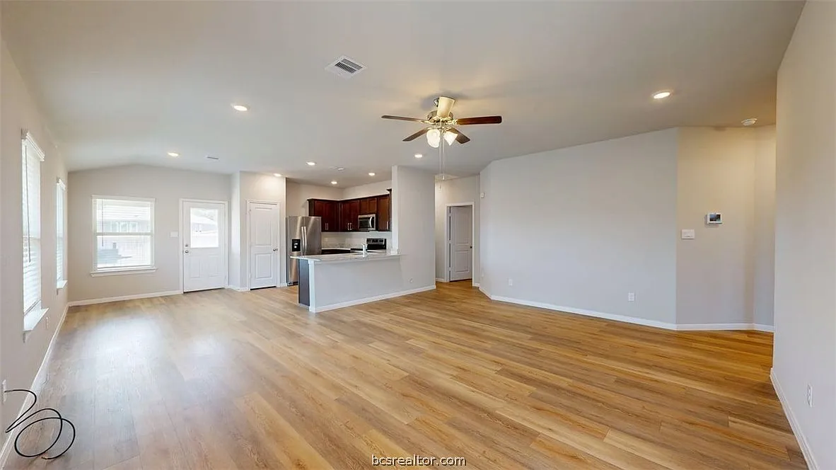 3 bed, 2.0 bath, 1585 sqft, $2,100 — Photo 4