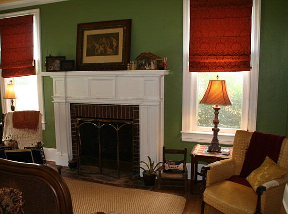 5th image of 301 S Howard Cir
