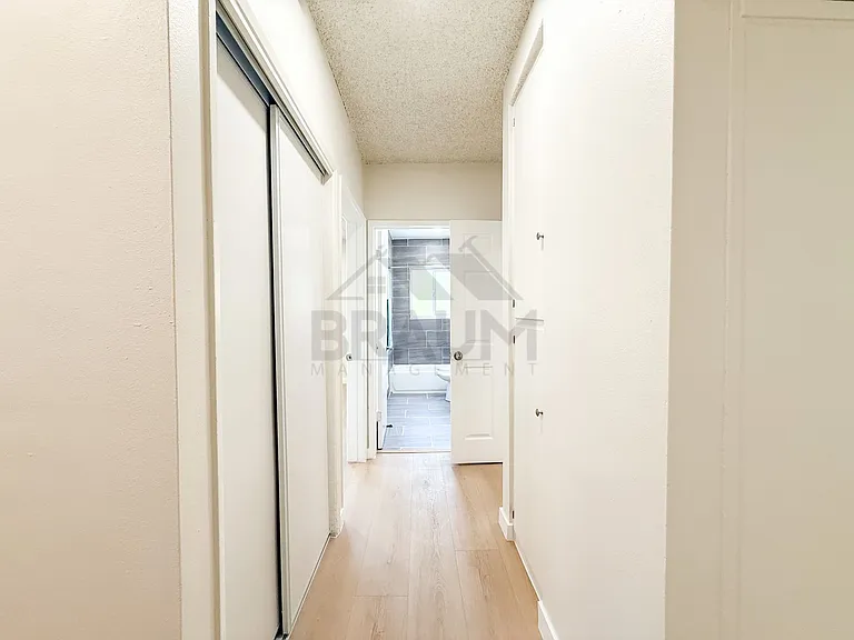 Villa East at Oxnard St. — Photo 12