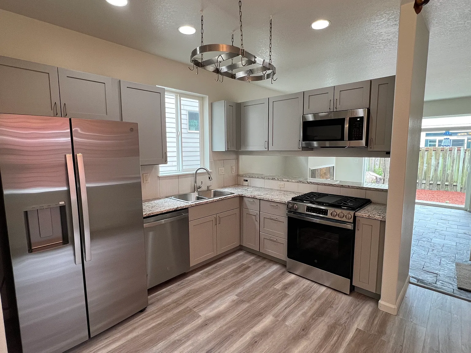 3 bed, 2.5 bath, 1687 sqft, $2,649 — Photo 2