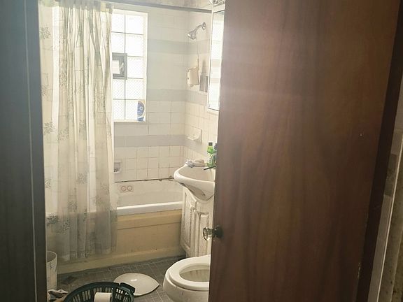 4th image of 14840 Langley Ave