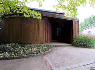 6 Shore Rd, Edgewater, NJ 07020