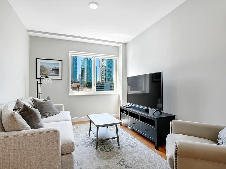 4604 Vernon Blvd #7C — Photo 4