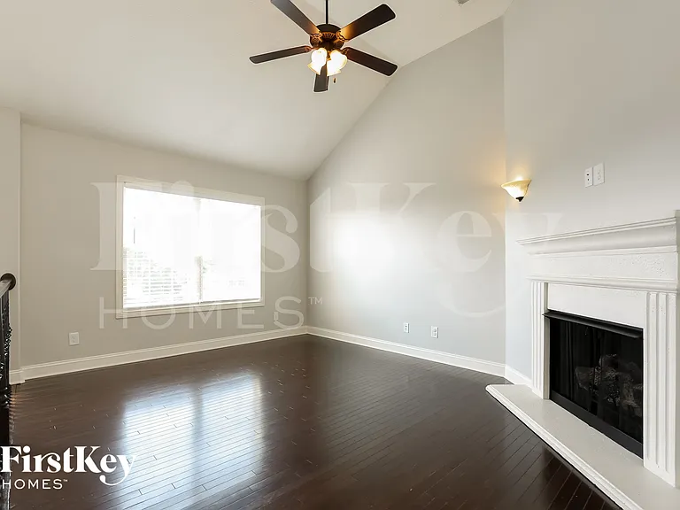 1145 Stillwood Dr — Photo 2