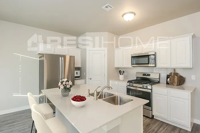 3 bed, 2.0 bath, 1363 sqft, $1,695 — Photo 2