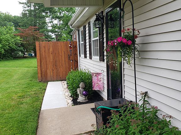 5th image of 141 Commonwealth Dr