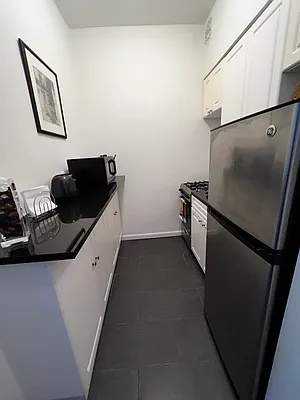 Rented by Salon Realty Corp | media 10