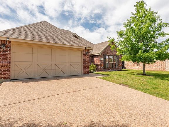 5th image of 102 Versailles Ln